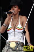 Zoe Mazah (LB) with The Okada Supersound 11. Chiemsee Reggae Festival, Übersee - Main Stage 21. August 2005 (5).jpg